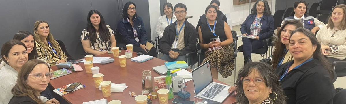 Muchas personas en reunión alrededor de una mesa