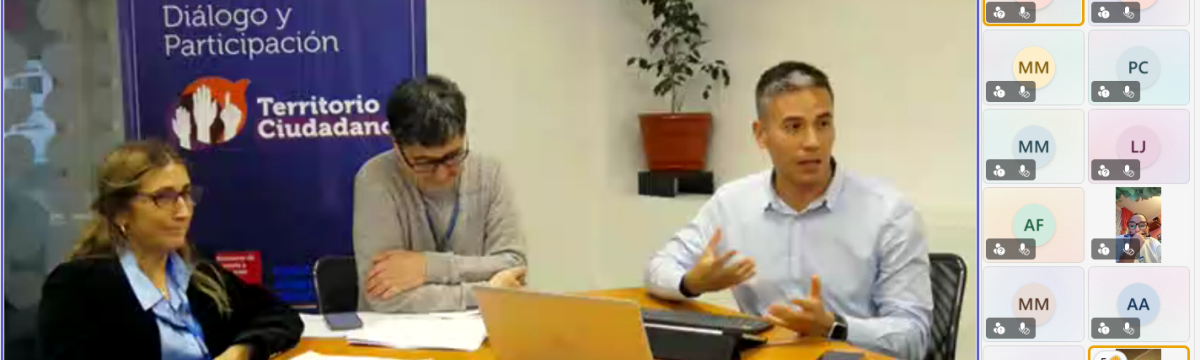 Tres personas sentadas alrededor de una mesa dando clase online