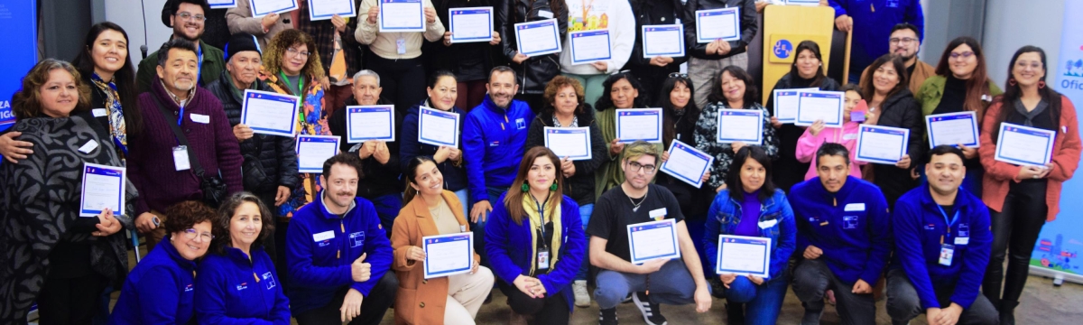 Grupo numeroso de personas sosteniendo un certificado