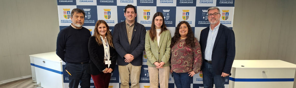 Expositores del seminario posan de pie frente a la cámara
