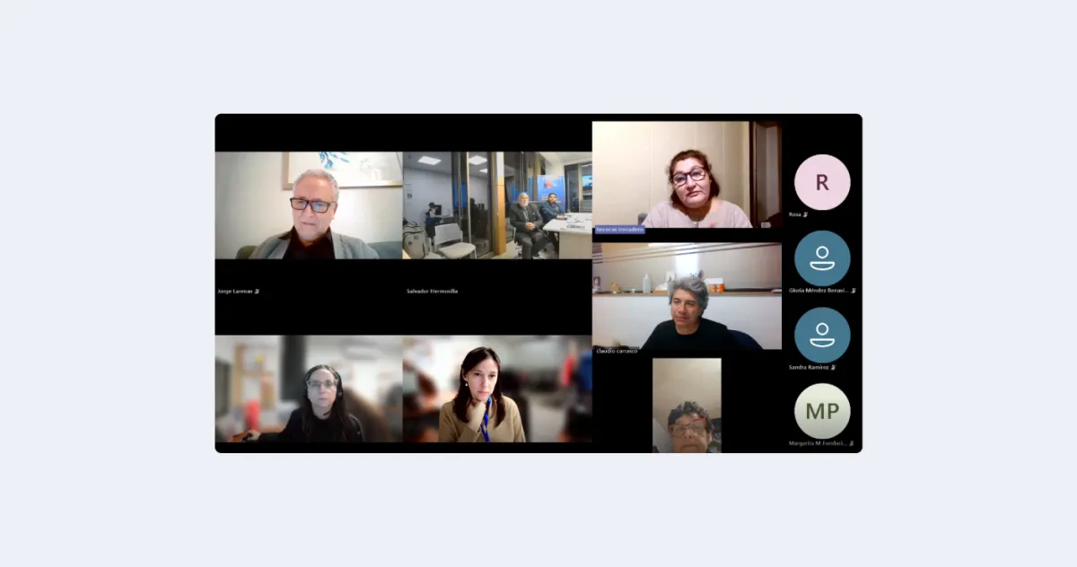 Personas conectadas a una reunión online miran a la cámara