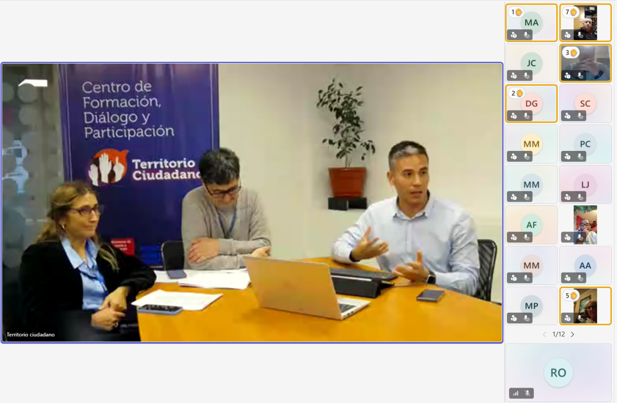 Tres personas sentadas alrededor de una mesa dando clase online