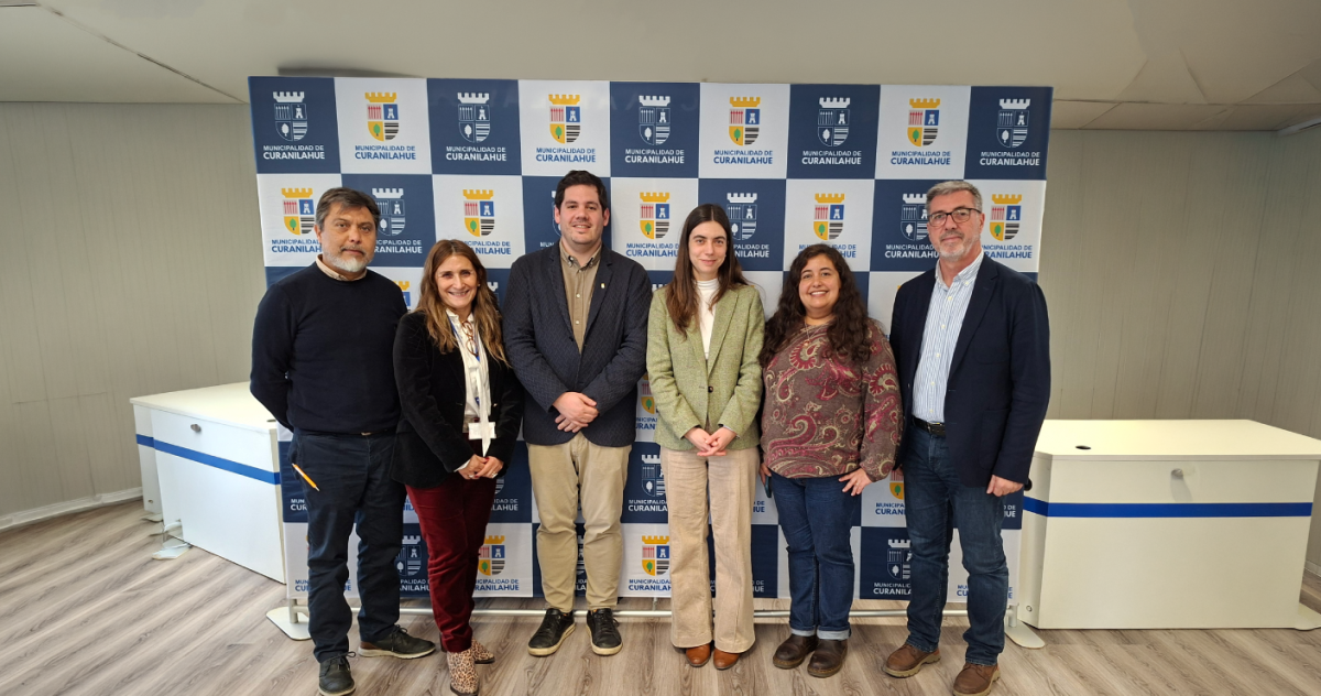 Expositores del seminario posan de pie frente a la cámara
