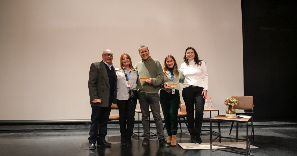Expositores de seminario de pie mirando a cámara