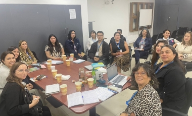 Muchas personas en reunión alrededor de una mesa