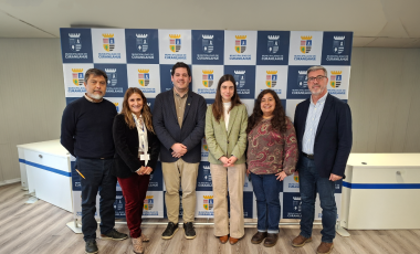 Expositores del seminario posan de pie frente a la cámara
