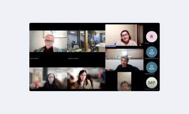Personas conectadas a una reunión online miran a la cámara