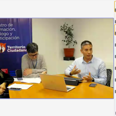 Tres personas sentadas alrededor de una mesa dando clase online