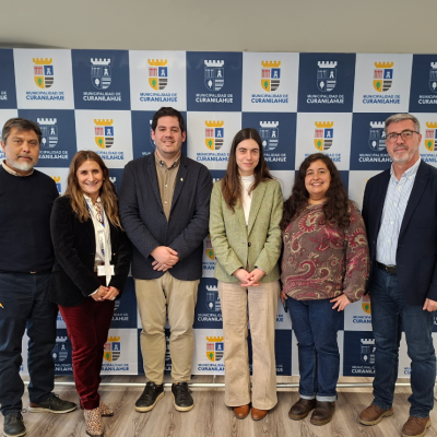 Expositores del seminario posan de pie frente a la cámara