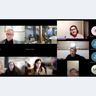 Personas conectadas a una reunión online miran a la cámara