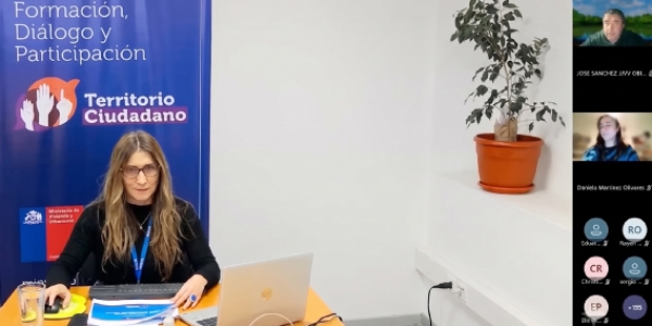 Una persona sentada en una mesa dando una clase online
